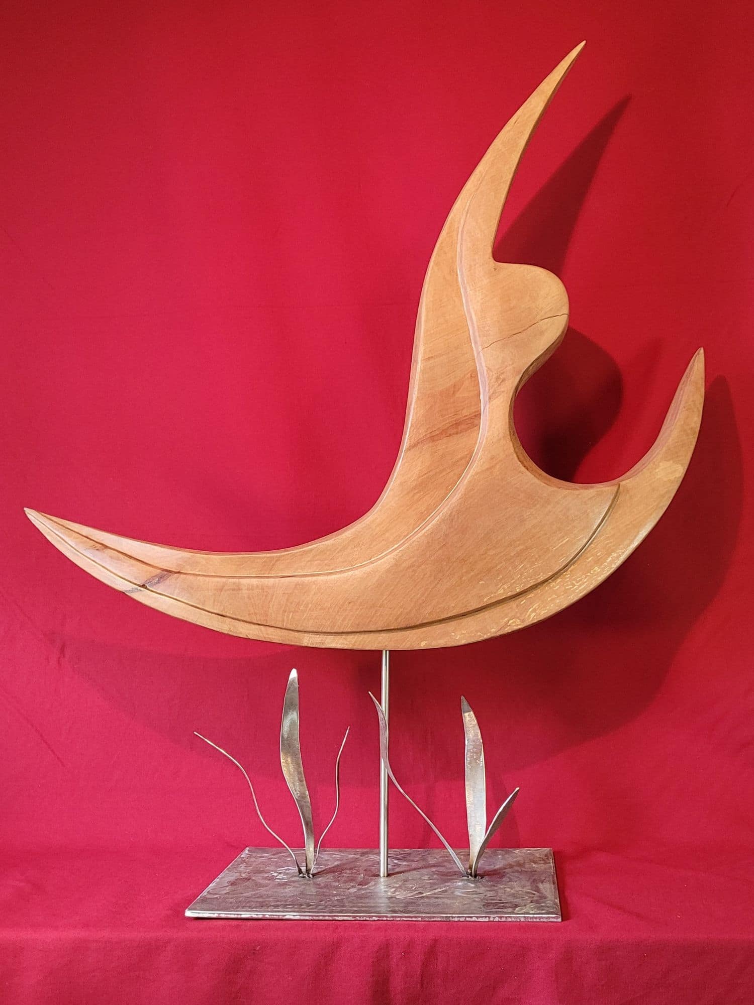 Ballerine_art-sculpture-inox-bois Ballerine en bois de poirier représentant une danseuse faisant un saut avec un socle inox