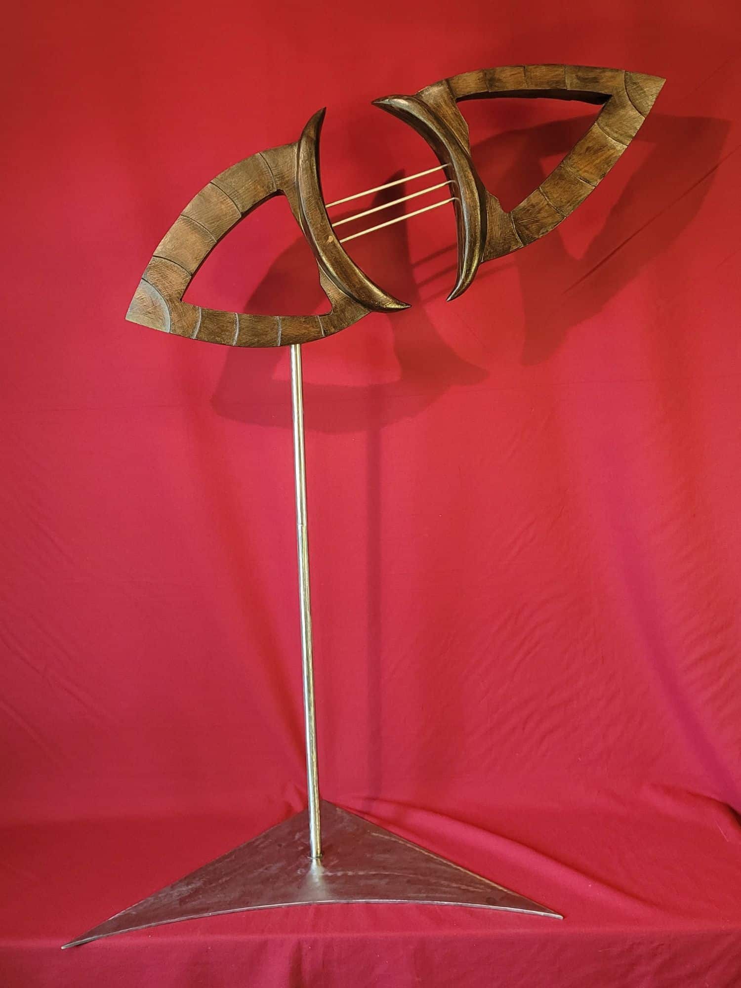 Entrevue-grande-sculpture-bois-inox-art Grande sculpture en bois et inox en chêne teinté représentant un masque de carnaval