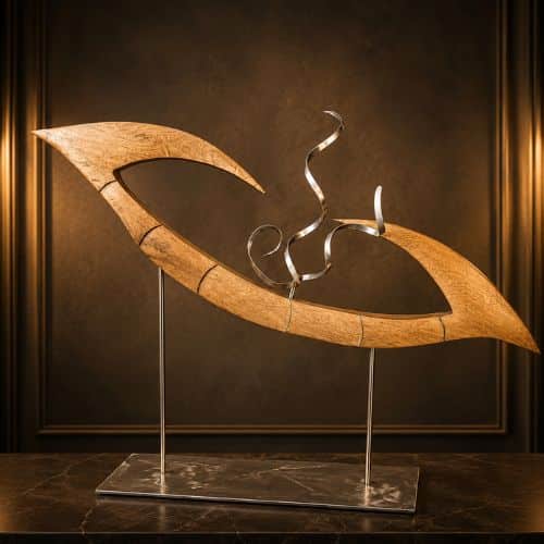 Sculpture abstraite en chêne avec trois tiges torsadées à l intérieur et posée sur deux tiges et socle en inox