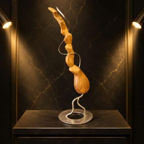 Sculpture en if représentant de manière abstraite un corps entouré d une tige en inox avec deux jambes et un socle en inox
