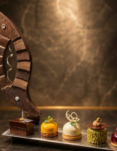 Sculpture en acajou avec support en inox pour poser des mignardises ou autre