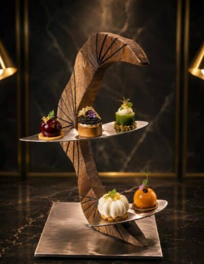 Sculpture en acajou avec deux supports en demi-lune en inox pour poser des mignardises ou autre