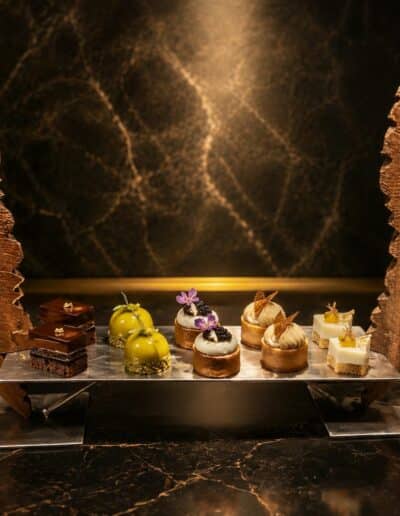 Sculpture en acajou avec support en inox pour poser des mignardises ou autre