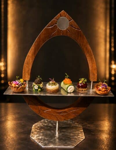 Sculpture en acajou avec support en inox pour poser des mignardises ou autre