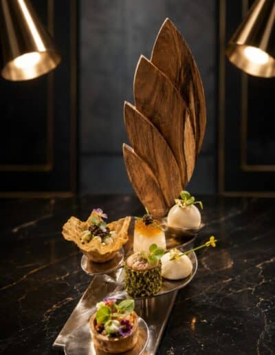 Sculpture en noyer avec supports en inox pour poser des mignardises ou autre