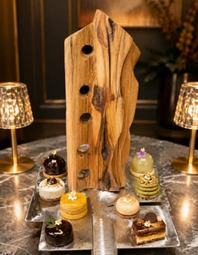 Sculpture en olivier avec supports en inox pour poser des mignardises ou autre