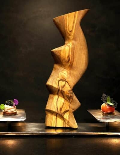 Sculpture en olivier avec supports en inox pour poser des mignardises ou autre