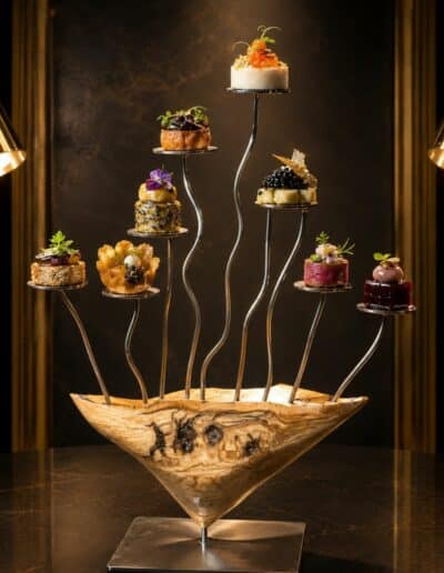 Sculpture en olivier avec neuf supports en rond en inox pour poser des mignardises ou autre
