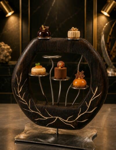 Sculpture en frêne teinté avec six supports en rond et carré en inox pour poser des mignardises ou autre