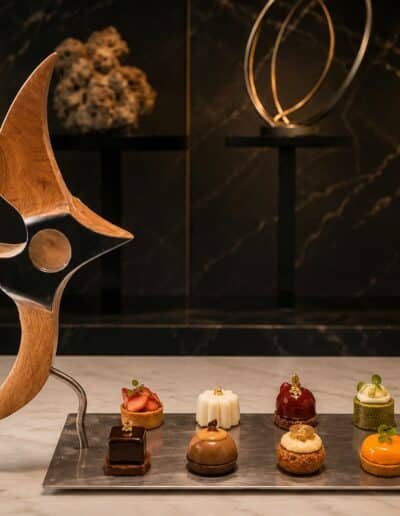 Plateau à mignardises avec une sculpture abstraite en poirier avec un socle rectangulaire en inox